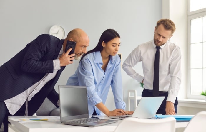 kollegor vid laptops i arbetsmöte